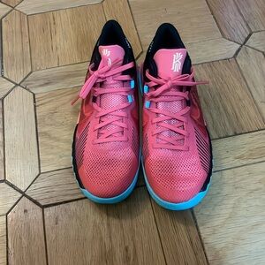 Kyrie fly trap big kid size 6